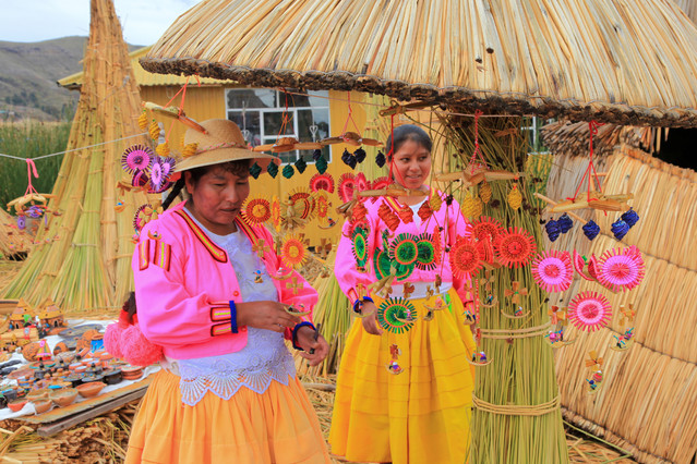 Lagos Titikaka. P?ywaj?ce wyspy Uros. Lagos Titikaka. Pływające