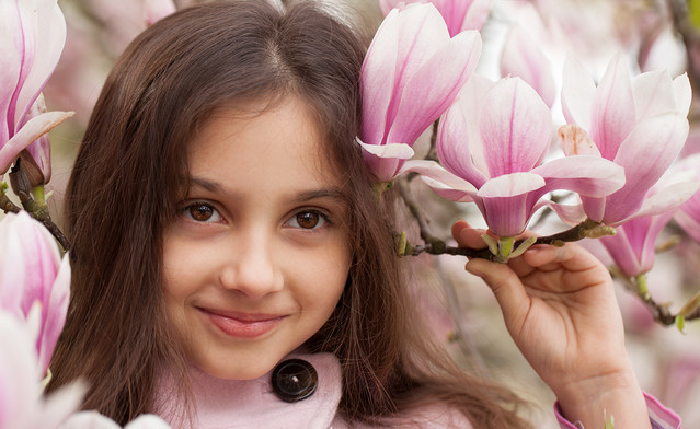 dzieci, dziecko, dziewczynka, magnolia, kwiaty Olga Olech