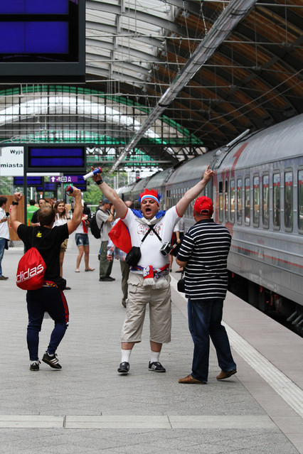 Kibice z Rosji na dworu Głównym we Wrocławiu Maciej Frolow