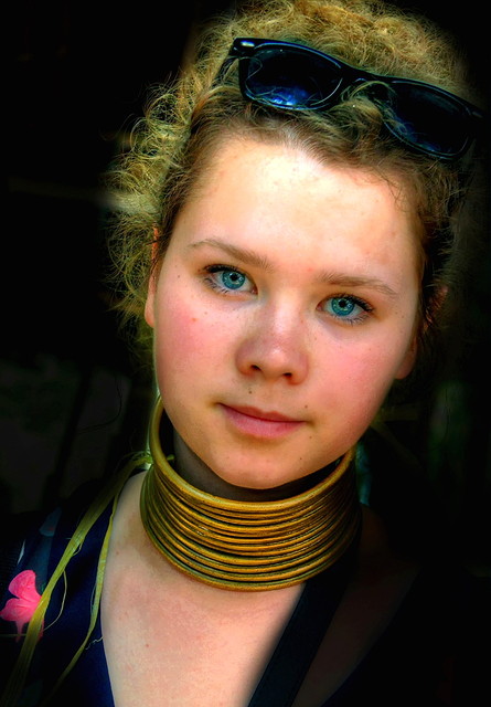 Agatka z wizytą w wiosce plemienia Padaung Zbigniew Stanislawski