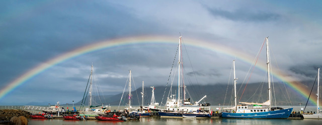 Żagle na końcu świata Tęcza nad keją w Longyearbyen, Spitsbergen