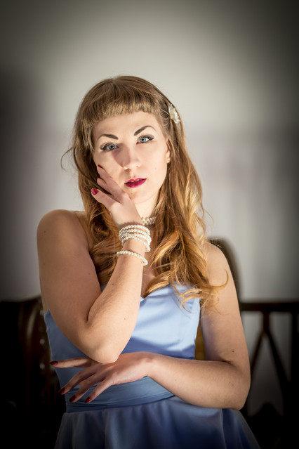 Modelka: Aneta Berezowska W kompleksie pałacowym Oleśnica Mała.