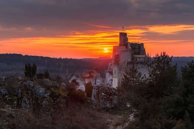 Marcin Rydzewski Mirów przy zachodzie słońca