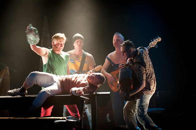 LeNiNgRAd Znakomicie zrealizowany muzyczny spektakl, zbudowany