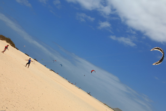 Kitesurfing na plaży przy wydmach (Parque Natural de Corralejo)